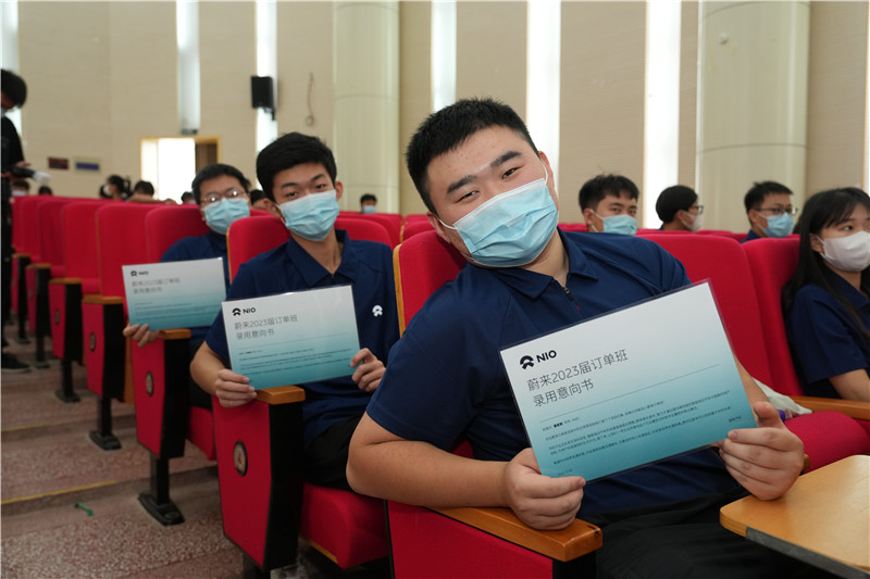 “蔚来班_学生展示录用意向书。林杉杉摄