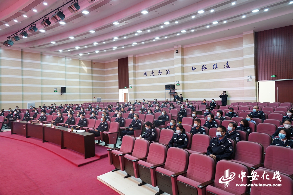 安徽警官学院师生集中收看党的二十大开幕式4.jpg