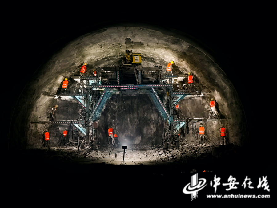 光面爆破炸药安装（摄影：鲁颖）.jpg
