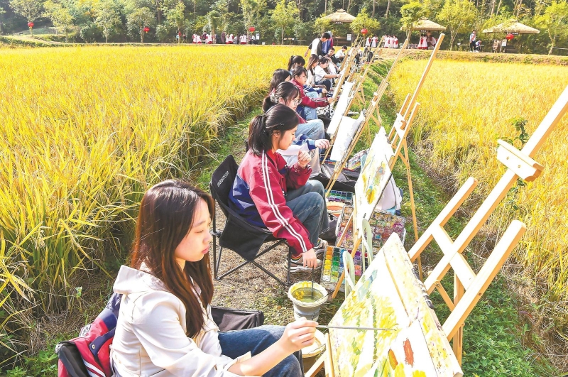 　10月15日，滁州市南谯区在博世教育集团精灵谷研学旅游基地举行丰收节，少年儿童用画笔描绘丰收景象，体验农耕乐趣。特约摄影 王家国 摄.jpg