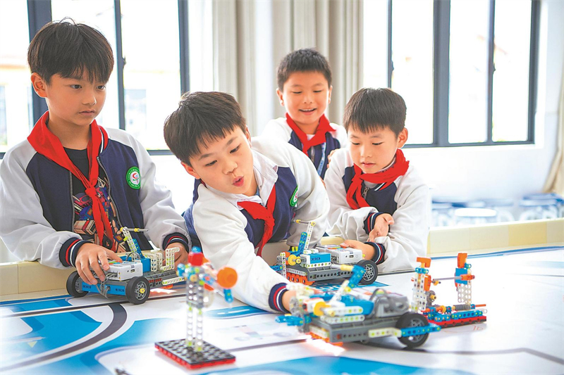 芜湖市繁昌区繁阳镇城关二小机器人社团的同学们在进行编程训练。（资料图片）通讯员 田园园 摄.jpg