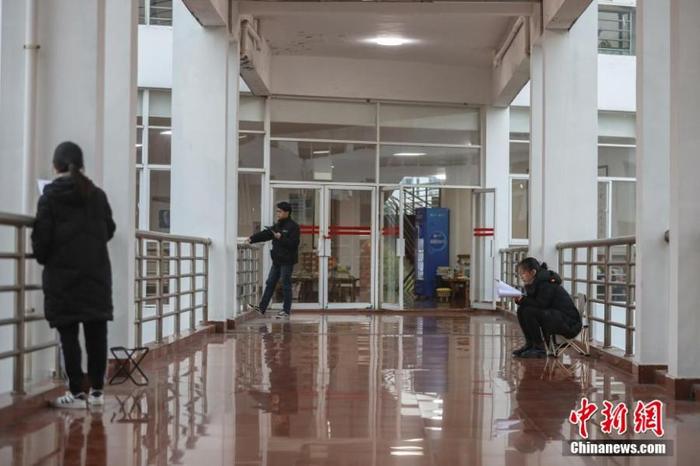 资料图:几位考研学生在南昌大学教学楼的天桥上复习备考。刘力鑫 摄