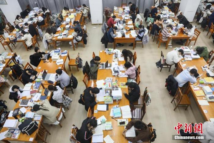 资料图:众多考研学生在南昌大学图书馆的自习室内复习备考。刘力鑫 摄