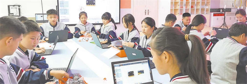 安徽师范大学附属肥东实验中学科创社团在备战安徽省科协组织的创未来人工智能挑战赛单片机创意智造项目比赛。徐黎明 摄.jpg